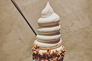 Dévoiler la magie des machines à crème glacée commerciale et leurs créations sucrées
